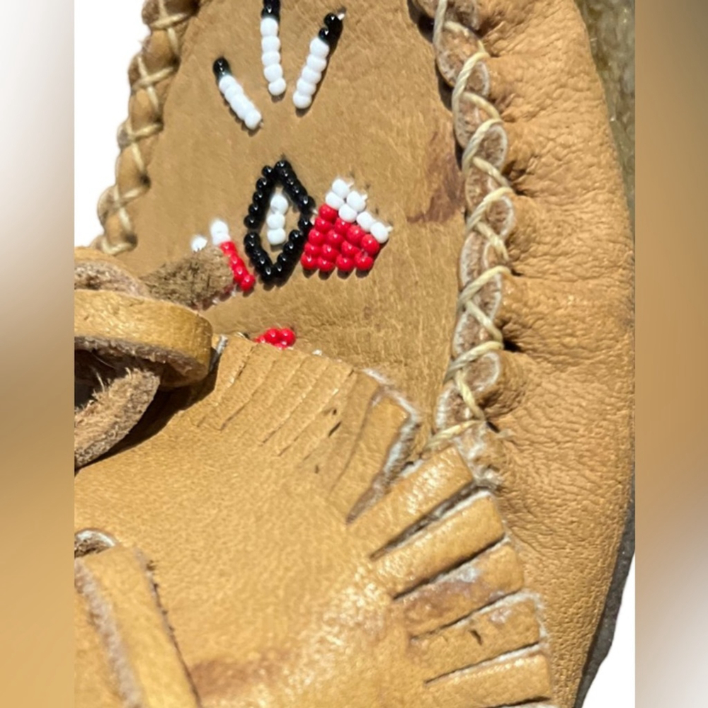 Laurentian Chief Moccasins, fringed, fringed flap, beaded. - size 4.5